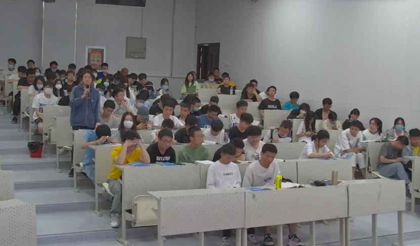 会议室里的人们中度可信度描述已自动生成 会议室里的人们中度可信度描述已自动生成